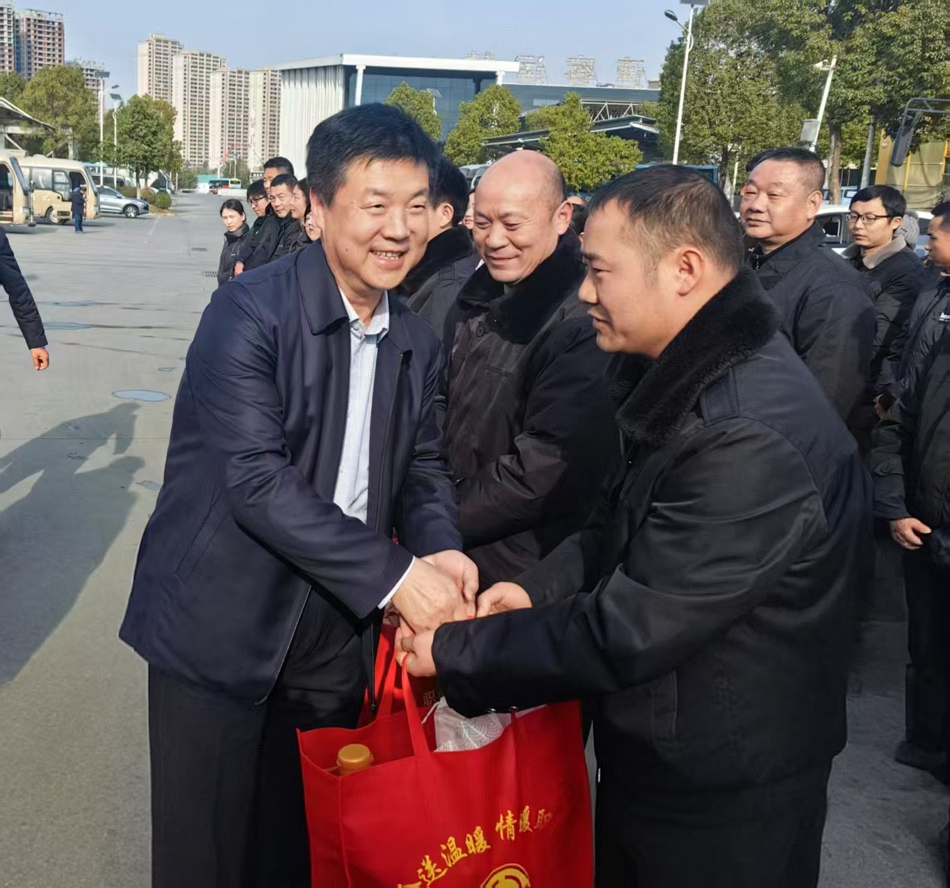 市總工會(huì)慰問(wèn)公交公司一線職工
